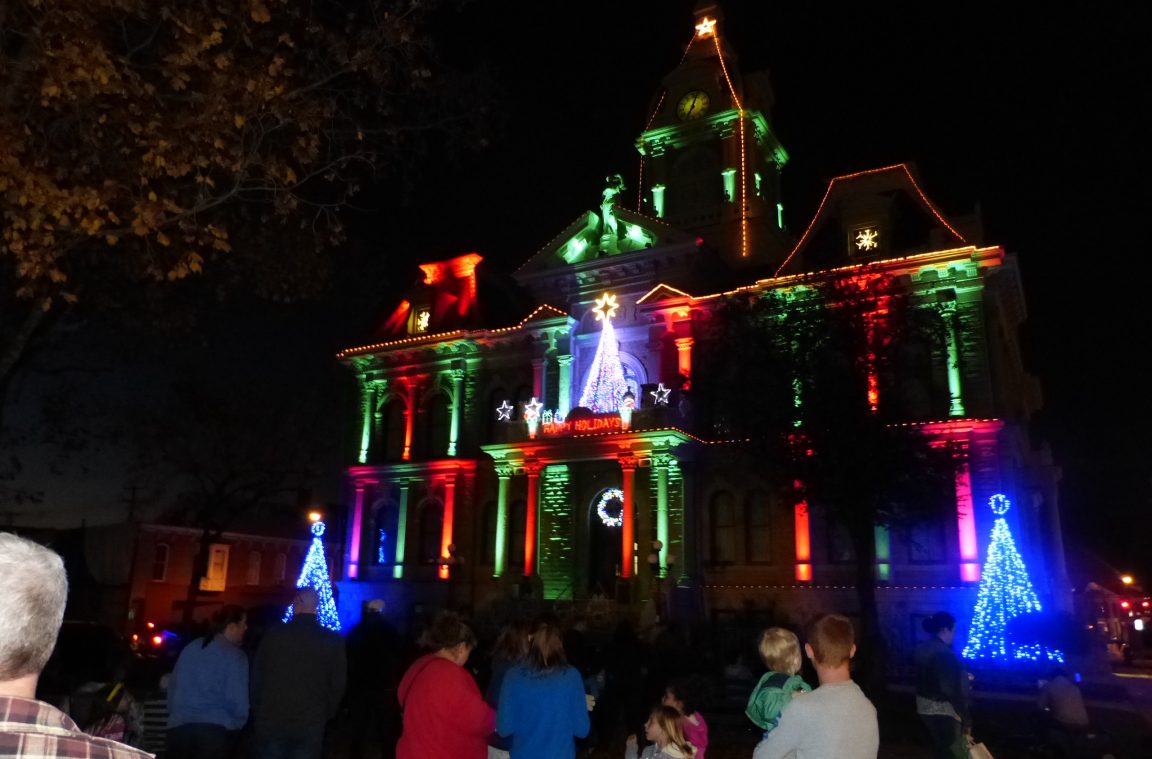 Zanesville courthouse christmas lights 2022